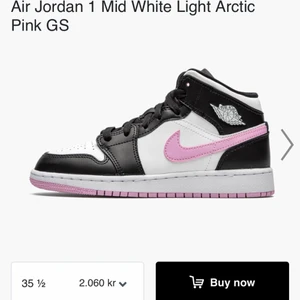 Rosa jordans - Säljer mina rosa Air Jordan 1 mid white light artic pink GS, använda 3/4 gånger och är i storlek 39 men skulle säga dem passar 38-40 . 💕 köpte dem för 2100 . köp dirket 1900 eller buda från 1600💕