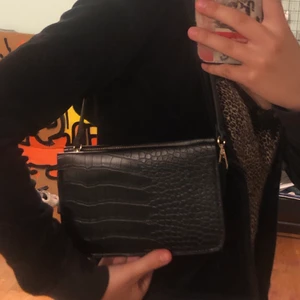 Axelremsväska - Säljer den här jättefina axelremsväskan dom tyvärr inte kommer till användning lika ofta som jag velat:/ superbra skick och har nästan aldrig använt den. Läs min bio💕