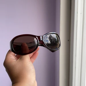 Solglasögon - Skitsnygga brillor!! Vet inte vart de är köpta! Först till kvarn!! Frakt tillkommer på 66kr spårbart (ifall ni vill ha spårbart). Om ni vill ha den får ni gärna kontakta mig via SMS då jag sällan svarar här🤗 0760149055❤️