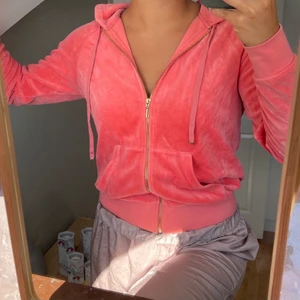JUICY COUTURE HOODIE - En korallfärgad hoodie från JC🤍  Nypris: 1200kr
