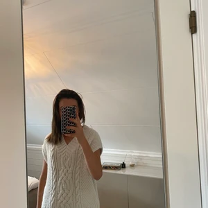 Stickad väst HM - Så fin stickad väst ifrån HM, köptes i vintras och är i fint skick. Stl M men sitter snyggt oversized på mig som vanligtvis har S. Kan mötas upp i Stockholm, annars går även frakt bra.