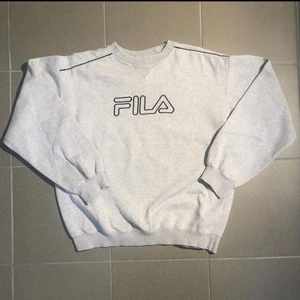 Fila sweatshirt - Jättesnygg och trendig vintage sweatshirt från Fila i storlek M. Superbra skick! 🖤
