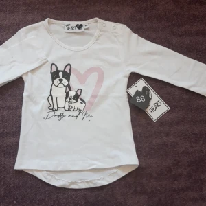 Långärmad med Franska bulldogar tryck samt text. - Oanvänd med prislapp och allt fortfarande. Inte skrynklig eller smutsig så är i bra skick. Texten på tröjan säger "Daddy and Me" 