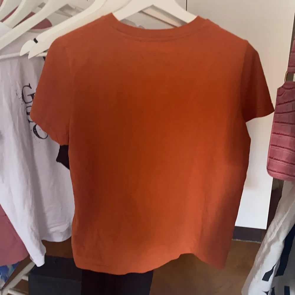 Orange lee T-shirt i usa trucker stil, storlek S. Jag kan mötas upp i Eskilstuna annars står köparen för frakten 🌟❤️. T-shirts.