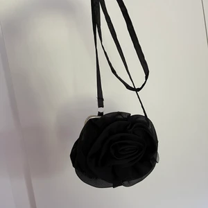 Svart väska - En enkel liten svart väska! Bra skick!                                 Köparen står för frakten!