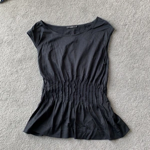 Topp med veck stl XS - Topp från COS i stl XS. Svart med veckad midja. 