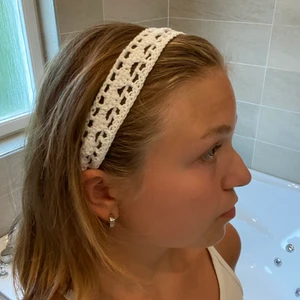 Gulligt virkat hårband - Jättegulligt hårband jag virkat själv som går att justera i fem olika lägen nacken ❤️ så fint att ha till en vanlig outfit eller när man sminkar sig eller liknande! Hör av dig vid frågor eller intresse 💕💕 obs! tar emot personliga beställningar också