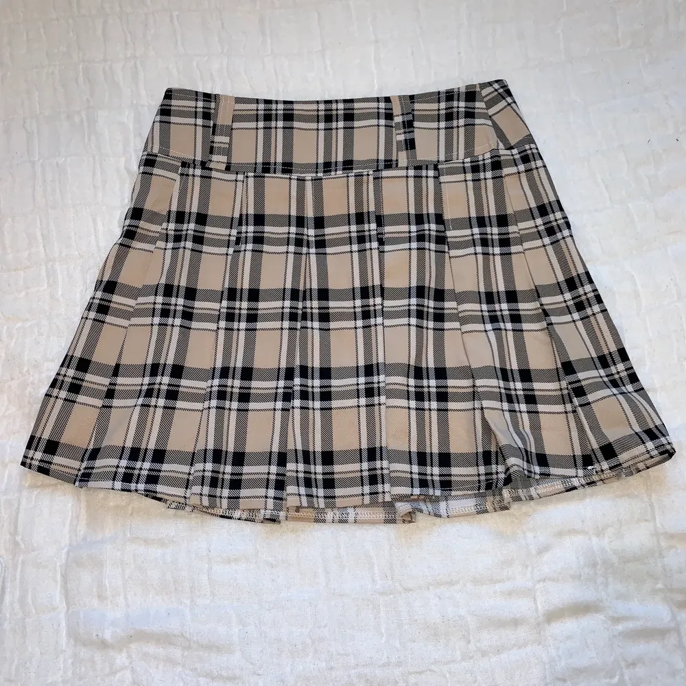 Pleated skater tennis skirt with burberry-inspired pattern // New condition // Buyer pays for shipping even though it says free shipping on this post. Kjolar.