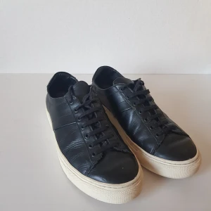 Sneakers i skinn Massimo Dutti stl 40 - Superfina sneakers i skinn, innersula i skinn. Storlek 40. Fint använt skick. Uppfräschade och borstade.  