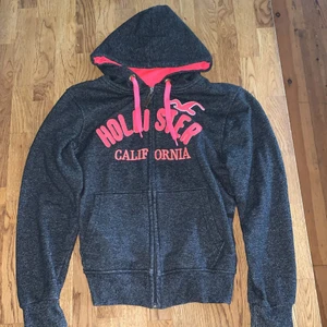 Hollister tröja - I bra skick och storlek M. Andvänt fåtal gånger 