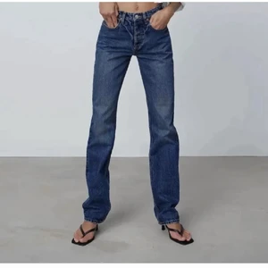 Slutsålda jeans - Supersnygga mörkblå jeans från Zara. Midrise straight, använda 2/3 gånger av mig. Tar bud från 200, hör av er vid frågor☺️köp direkt för 466