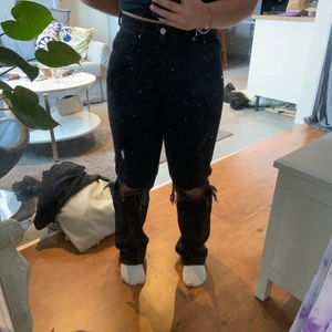 Gina Tricot jeans - Säljer mina skitsnygga jeans från Gina Tricot pga att det är för liten storlek för mig! Jeansen är använda ett fåtal gånger och är i princip i nyskick. Det är petite modell på jeansen och de är i storlek 38. Byxorna går för 600 som nya men jag lägger ut mina för 450
