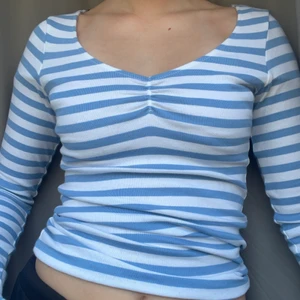 Randig topp  - Randig topp med skönt och stretchigt material. Storlek xs men även jag som har storleken större kan ha på mig den. Kan skicka hem till dig! Knappt använd.               (mer ljusblå i verkligheten)