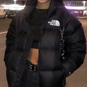 North face jacka - Första bilden är lånad. Säljer min north face jacka som är använd en vinter utan några skador. Den är slutsåld och köptes för 1800kr