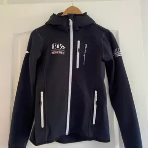 Superskön fleece tröja från RS65. I jättefin mörkblå färg, som inte kommer till användning. Strl 34 ( S/M ). Pris = 199kr (frakt ingår). 🛥💙🦋 (obs den är något nopprig på högra axeln). 