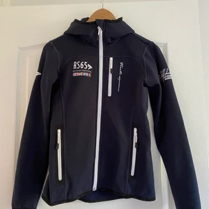 Fleece från nautic xprnc  - Superskön fleece tröja från RS65. I jättefin mörkblå färg, som inte kommer till användning. Strl 34 ( S/M ). Pris = 199kr (frakt ingår). 🛥💙🦋 (obs den är något nopprig på högra axeln). 