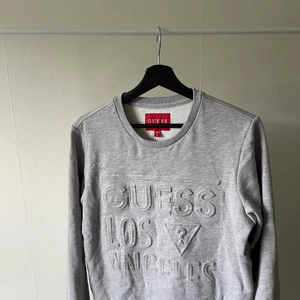 Sweatshirt Guess - Sweatshirt från Guess, sparsamt använd. Frakt fastlås efter bestämmelse, köpare står för frakt.📦 