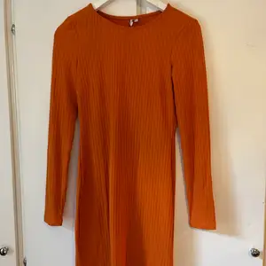 Säljer denna sjukt snygga orangea klänning ifrån Nelly. Den är använd fåtal gånger och är i storlek S. Vet inte vad nypris var men mitt pris 50kr. Köparen står för frakten💕