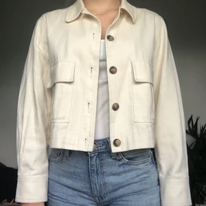 Tunn jacka - Krämvit/beige tunn jacka, vår som höst. Även snygg inomhus! 💕