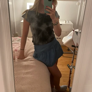 T shirt - Tie dye liknande tröja jag köpte på brandy melville för längesen. Köparen står för frakt