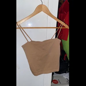 Beige linne - Ett vanligt linne från gina! Använd 1-2 gånger max. Skicka pm för bättre bild!😁