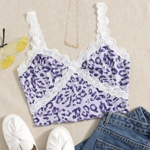 Lila leopard topp - En lila leopard topp! Använt en gång. 50kr + 12 frakt = 61kr totalt! OBS allt med frakt på 12kr skickas på samma dag som du betalar 