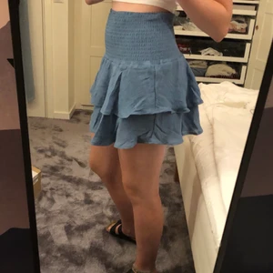 Blå volang kjol - Säljer denna shein kjol som är köpt här på plick! Tyckte inte riktigt att den passade mig och har därför inte använt den!❤️