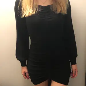 Svart bodycon klänning i lite tjockare material, så inte en chans att troskanten syns oavsett vad du har på dig 🥰 Passar fint till allt och speciellt till kvällen när det är lite kyligare. 