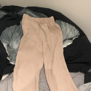 Linnebyxor från h&m  - Linnebyxor ifrån h&m. Storlek XS. Använda ca 3 ggr, i nyskick. Byxorna är högmidjade. Säljer då dom är för korta för mig som är ca 160 cm lång, skulle säga att dom passar någon som har runt 155 cm. Har ficka och snören. Tveka inte på att fråga om du har någon fråga och dm:a mig om du vill ha fler bilder! Skriv bud i kommentarerna, utropspris 100 kr