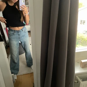 Jeans, baggy straight lågmidjade - Lågmidjade baggy/straight jeans köpta i usa på garage för ett och ett halvt år sedan. 200kr+frakt