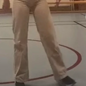 Vida jeans - Superfina vida jeans från monki, använda hyfsat många gånger men säljer pga att jag vuxit ur de. Fint skick, inga fläckar eller skador
