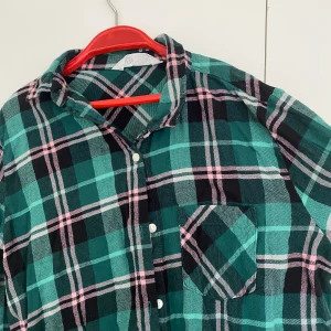 Plaid skjorta från hm - En rutig skjorta från hm. Fick den i present för länge sen och har inte använt den så mycket. Den är i fint skick!