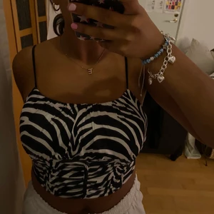 Zebratopp - Zebramönstrat linne från Pretty Little Thing🖤🤍🖤