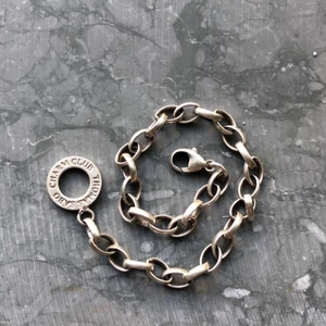 Armband Thomas Sabo - Stilrent och tidlöst silverarmband från Thomas Sabo som man kan sätta berlocker på eller ha som det är. 925 sterling silver. 19,5 cm. 