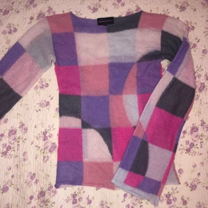 Stickad Armanitröja - En superfin och unik tröja med abstrakta mönster! En dyr och äkta Armani, som jag säljer billigt! Aldrig använd då den är lite liten på mig med breda axlar❤️(köparen står för frakt)