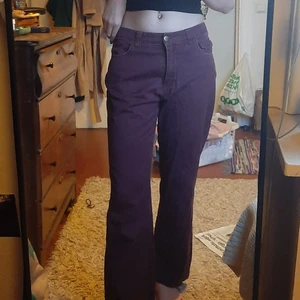 lila y2k jeans - lila bootcut jeans med låg midja! köpte dom secondhand men dom har aldrig kommit till användning  pris + frakt