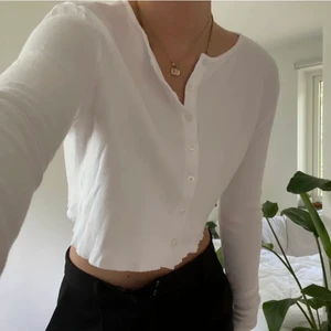 Croppad topp med knappar - Helt ny croppad topp från Brandy Melville