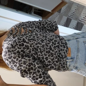 Sommartröja, storlek S, loose fit. - Loose fit tröja med en speciell detalj på ryggen. Passar perfekt på sommaren, tunn material. Bra skick, storlek S. Grå/mörkblå. Kortärmad. 