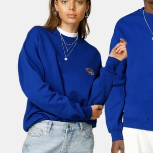 Blå sweatshirt  - Säljer denna från junkyard. Slutsålt på hemsidan!! Passar xs,s och m. Som ny! Har inte kommit till användning. 