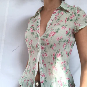 Blommig plisserad skjorta  - Blommig plisserad skjorta i mesh! Visas på en s men passar allt mellan xs -m då den är Veckad och därför något stretchiga. Köpare står för 24kr frakt