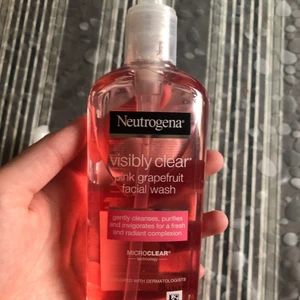 Neutrogena visibly clear face wash  - Säljer 4 stycken helt nya Neutrogena face wash pink grapefruit. Står ej för frakt, kan eventuellt möttas upp i Stockholm (runt Odenplan, T-centralen eller Märsta). Tar ej kontant, bara Swish.