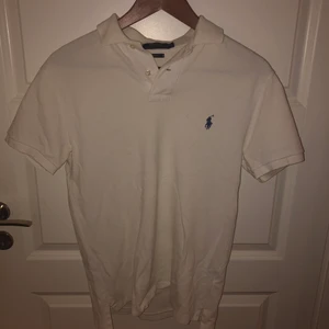 Polo Raulph Lauren tröja  - En vit polo tröja från Raulph Lauren i bra skick. Växte ur den för ett tag sedan men satt verkligen perfekt när jag var storlek S, så är du en S så är denna tröja perfekt för dig! Köptes för 1100kr på rådhuset i Uppsala men sälja för 150kr!
