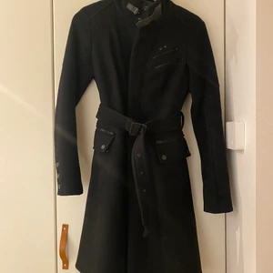 Svart kappa storlek 36 - Höst/vinterkappa i svart med dragkedja och skärp. Firgurnära modell.