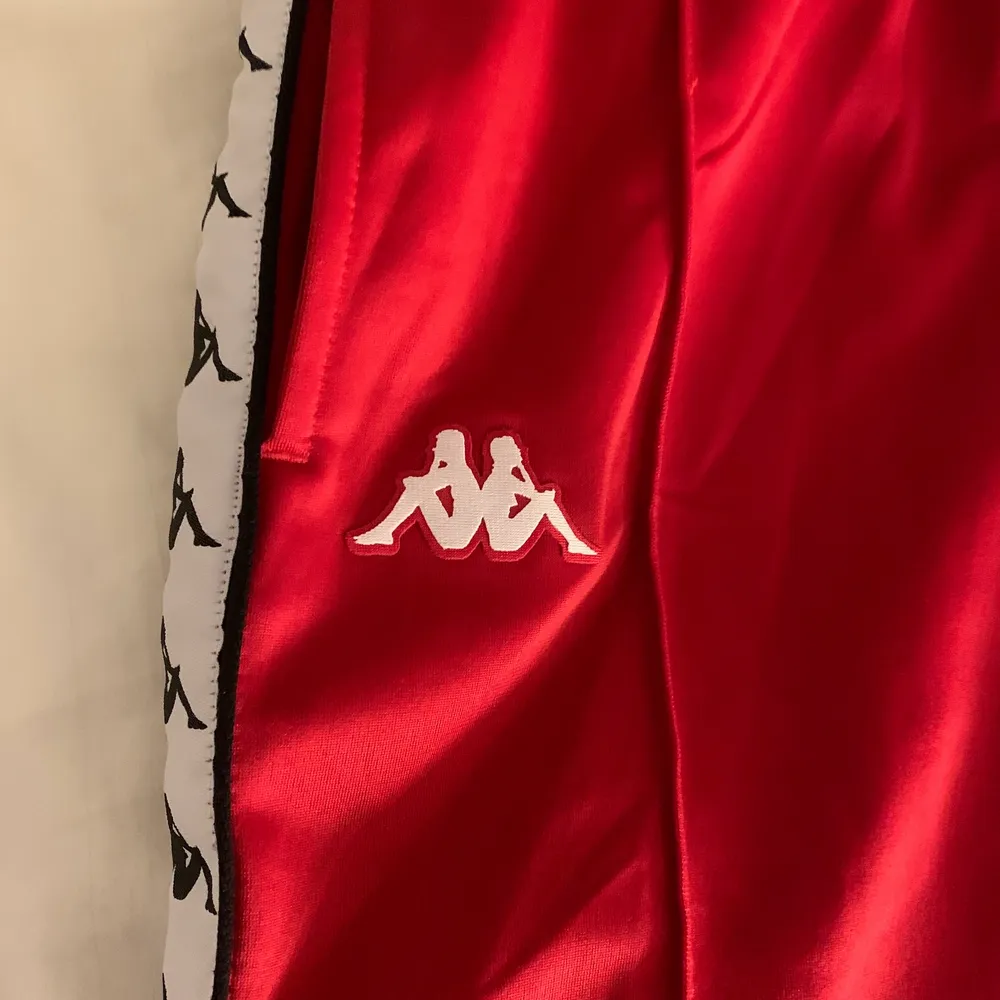 Helt nya Kappa byxor i cool, röd färg😍 Endast testade och är därför som nya. Storlek M och nypris ca 600kr❗️Frakt ingår ej i priset❗️. Jeans & Byxor.