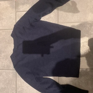 Stickad tröja - Fin mörkblå stickad tröja! Lite nopprig men för övrigt bra skick. Säljer då den inte kommer till användning pga lite liten ❤️