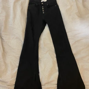 Svarta stretchjeans med Stl S - Helt nya stretchjeans med slits från Zara i storlek small. Långa i benen, supersnygga! Aldrig använda.