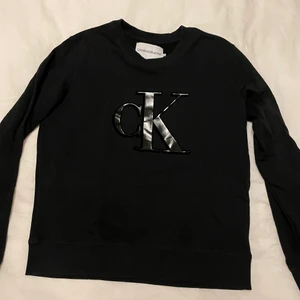 Calvin Klein  - Tröja CK, svart, storlek M