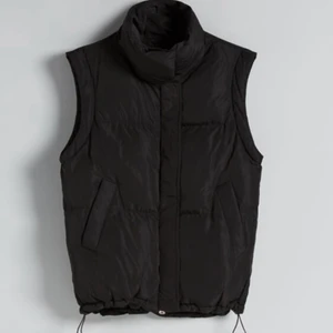Puffy väst - Säljer min sprillans nya puffy väst från bershka. Den är bara testat och var tyvärr för lång för mig eftersom jag har så kort överkropp❤️ köp direkt för 300+frakt (nypris 490kr)