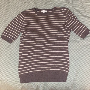 Stickad topp H&M - Säljer denna fina stickade topp från H&M i en brun/grå färg. Köpt här på plick men aldrig använd då den va lite liten för mig. Köparen står för frakt! Bara att skriva vid ytterligare frågor. 😊😊