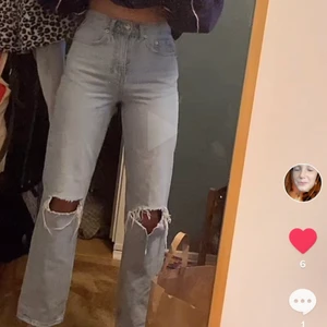 Blekta jeans - Ett par högmidjade jeans med hål på knäna från Gina🤌🦠😎  riktigt fina men tyvärr lite kort på mig som är 173 cm.  